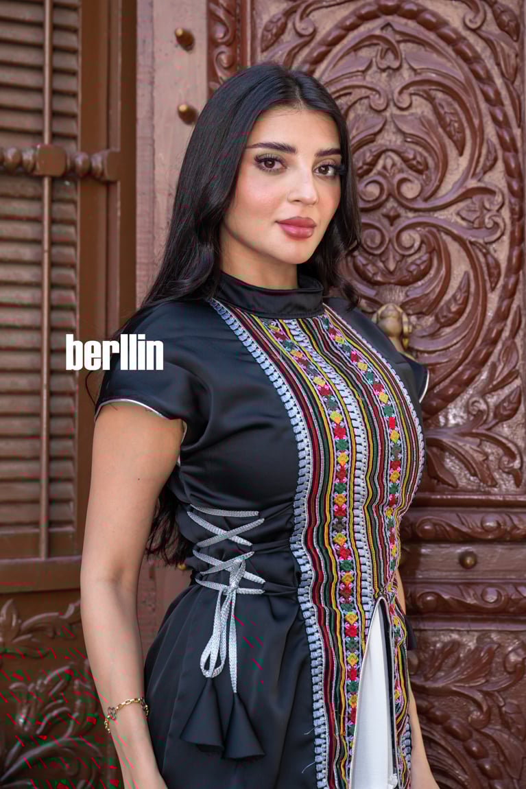 جلابية مزينة بنقشة السدو لون اسود