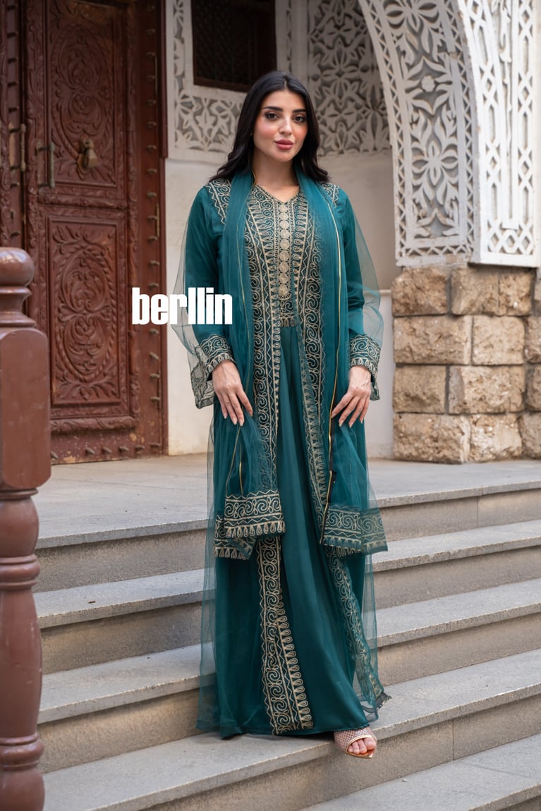 جلابية قطعتين بتطريز ذهبي على الاطراف لون اخضر