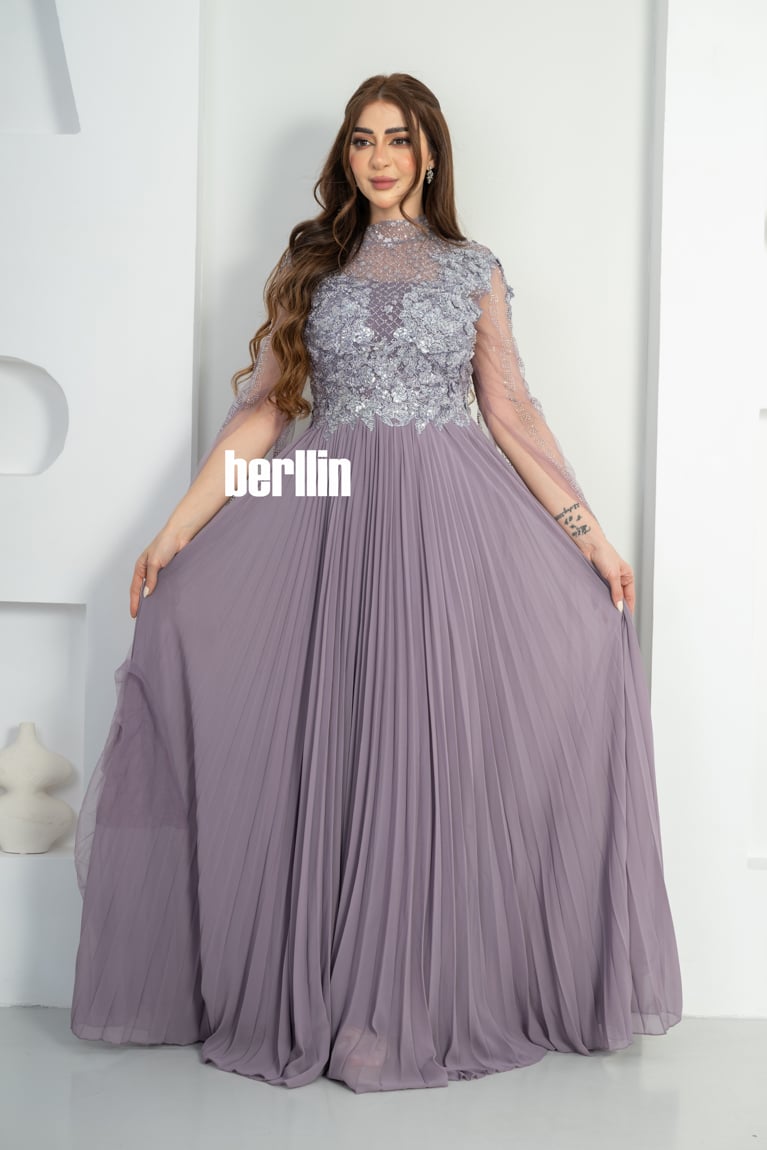 فستان سهرة مميز بمطرز وبأكمام كيب تل لون موف