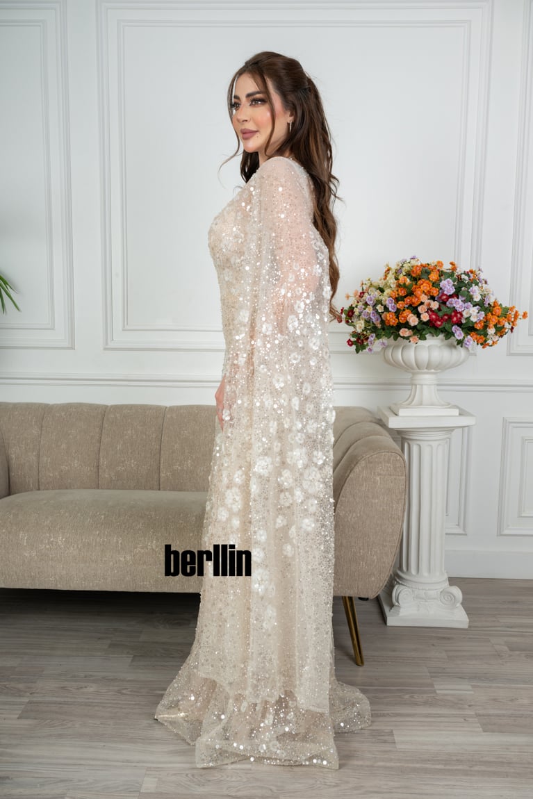 فستان سهرة ماكسي ضيق مطرز بأكمام كيب بيج