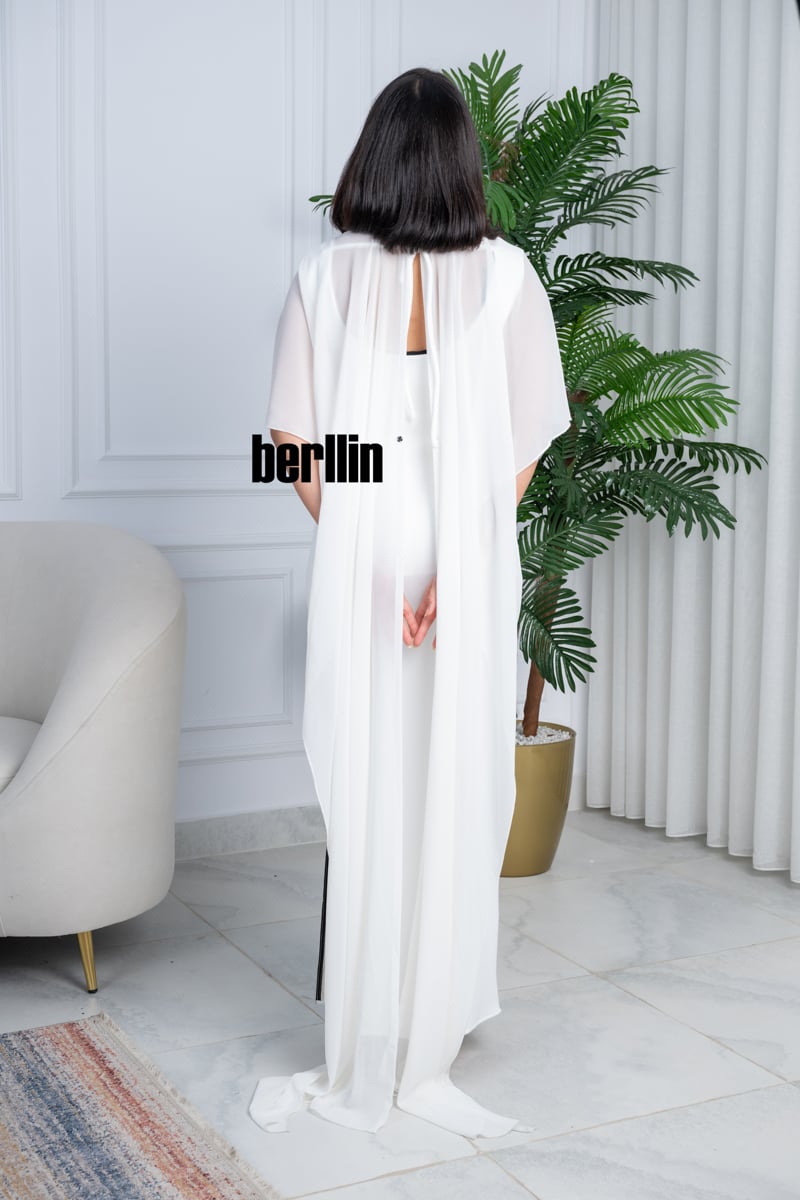 فستان أبيض ملكي بتصميم أنيق ولمسات فاخرة كرستال