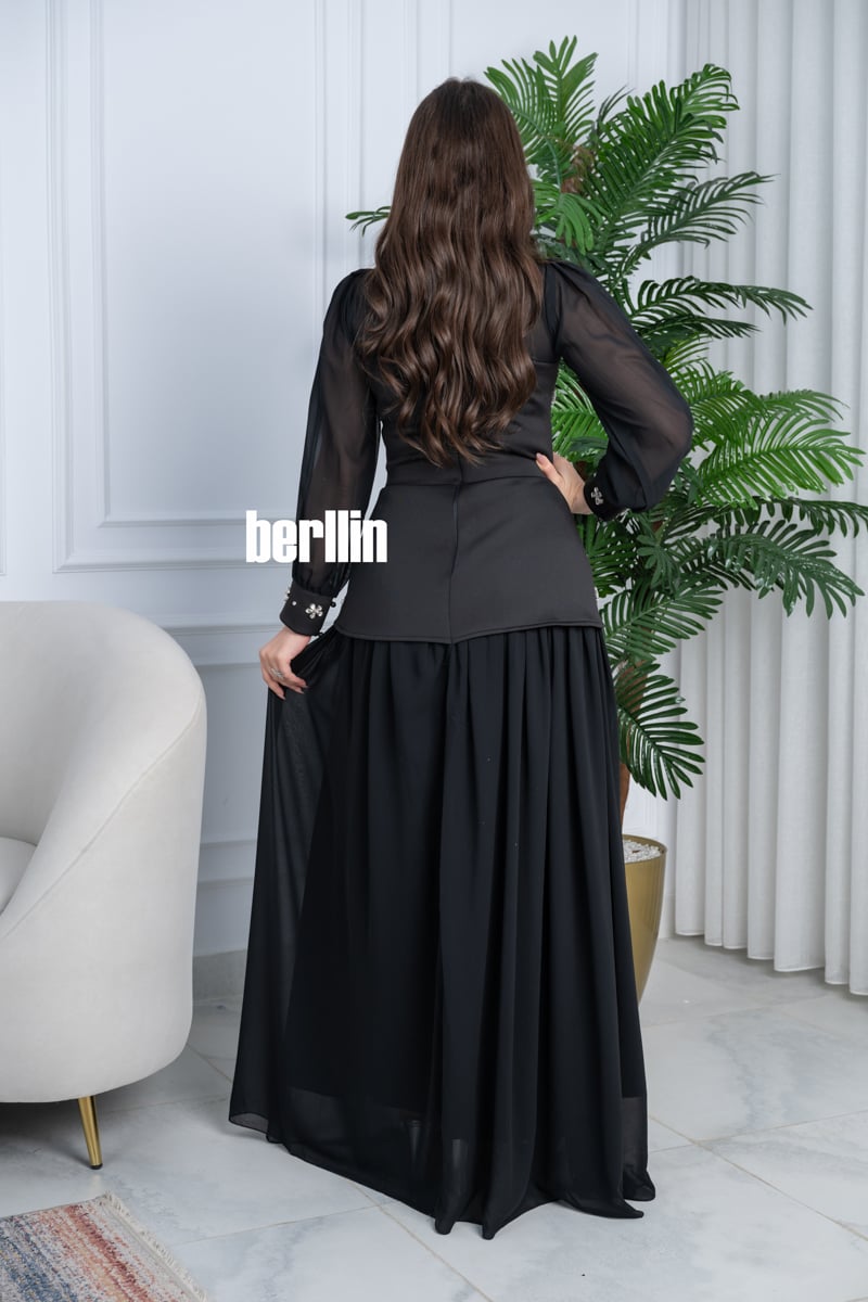 فستان أسود طويل راق هالتر بتصميم كلاسيكي وتطريزات كرستال ناعمة