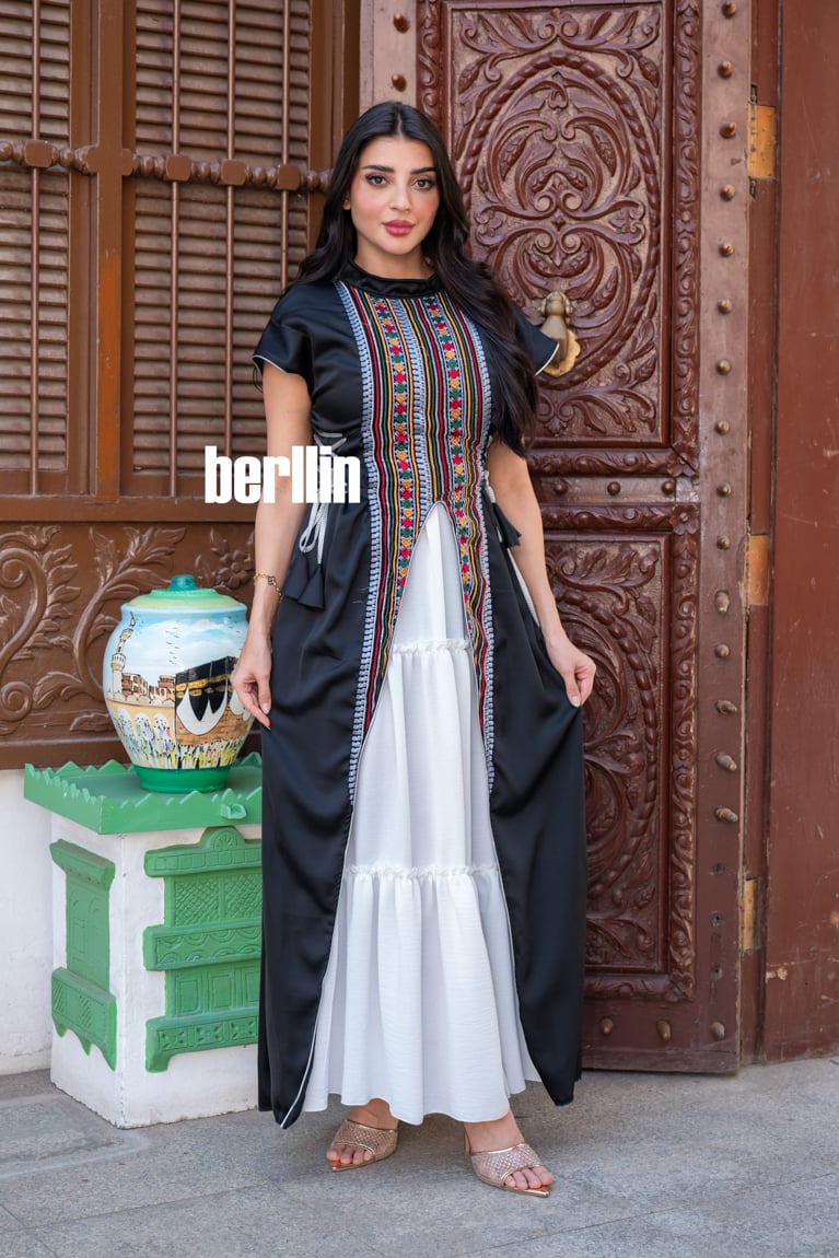 جلابية مزينة بنقشة السدو لون اسود