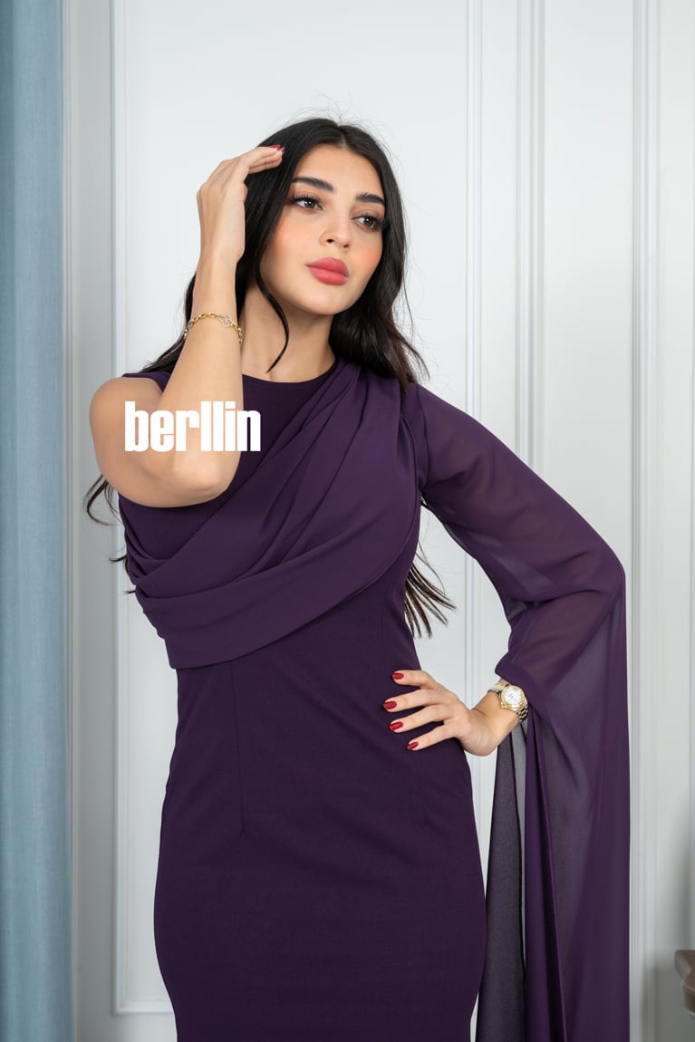 فستان طويل بتصميم ملتوي وبأكمام كيب لون موف