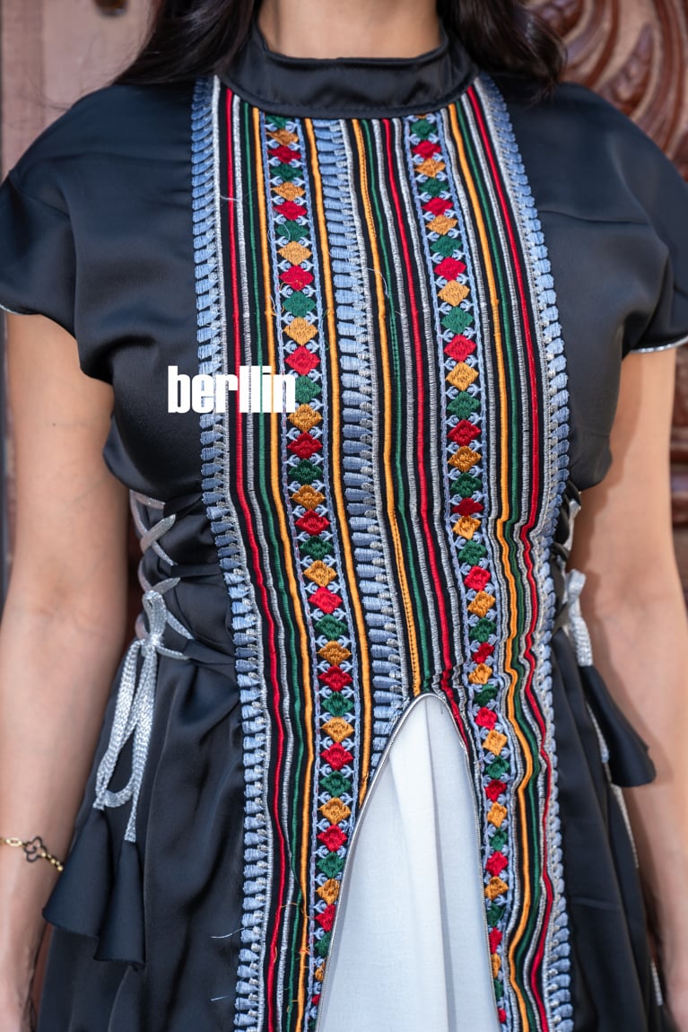 جلابية مزينة بنقشة السدو لون اسود