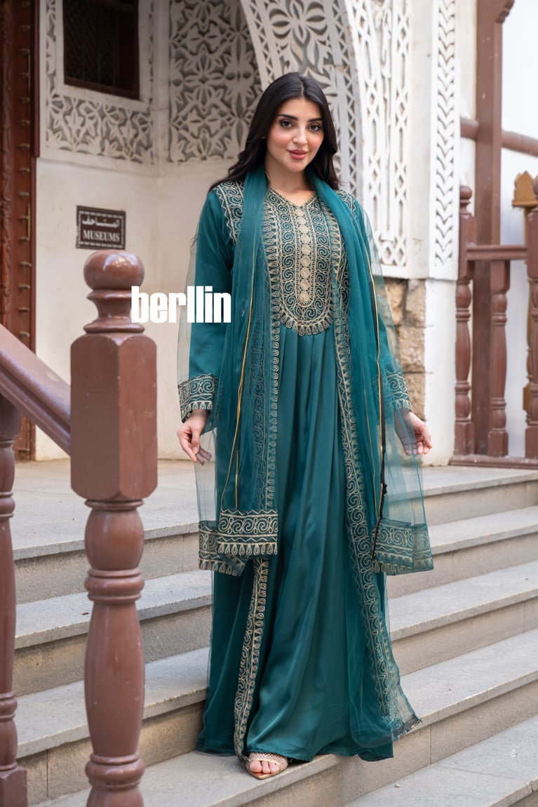 جلابية قطعتين بتطريز ذهبي على الاطراف لون اخضر