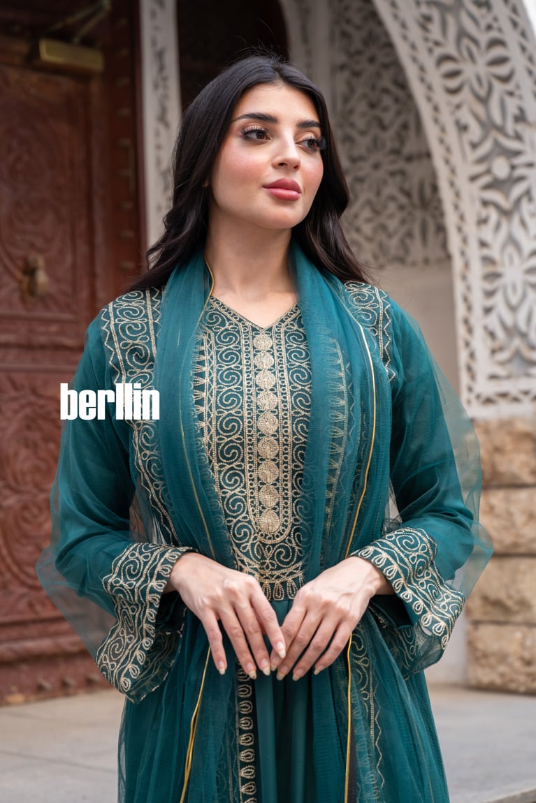 جلابية قطعتين بتطريز ذهبي على الاطراف لون اخضر