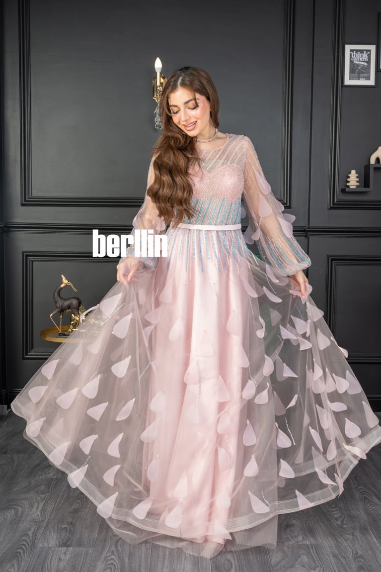 فستان سهرة فستان سهرة طويل مزين بالخرز والورد لون لحمي