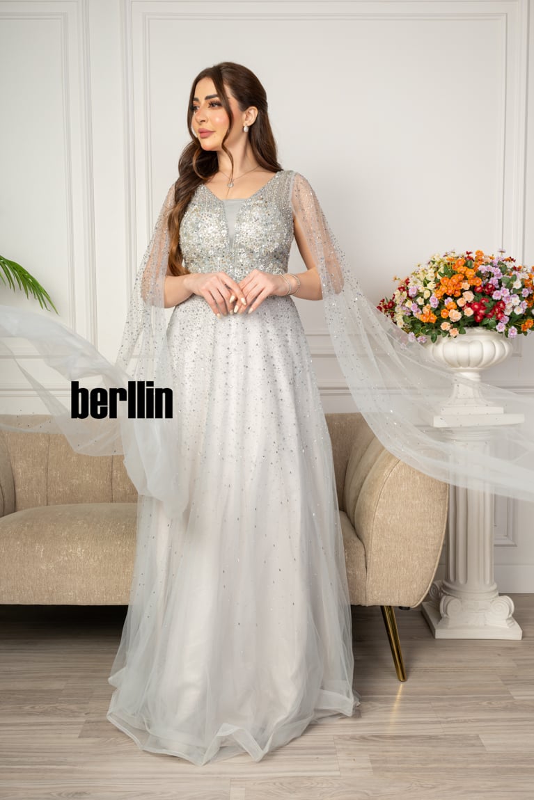 فستان سهرة مميز بتطريز من خامة التل الامع بأكمام كيب لون بيج فاتح