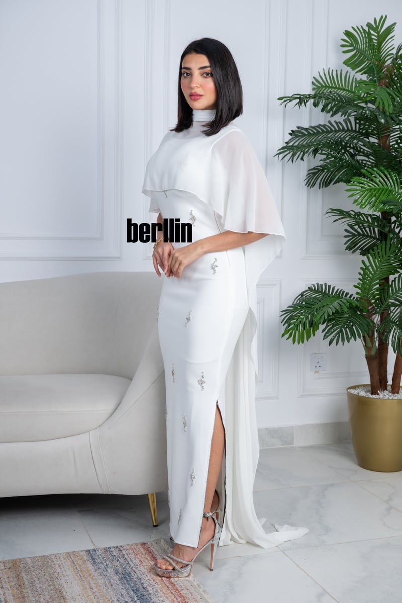 فستان أبيض ملكي بتصميم أنيق ولمسات فاخرة كرستال