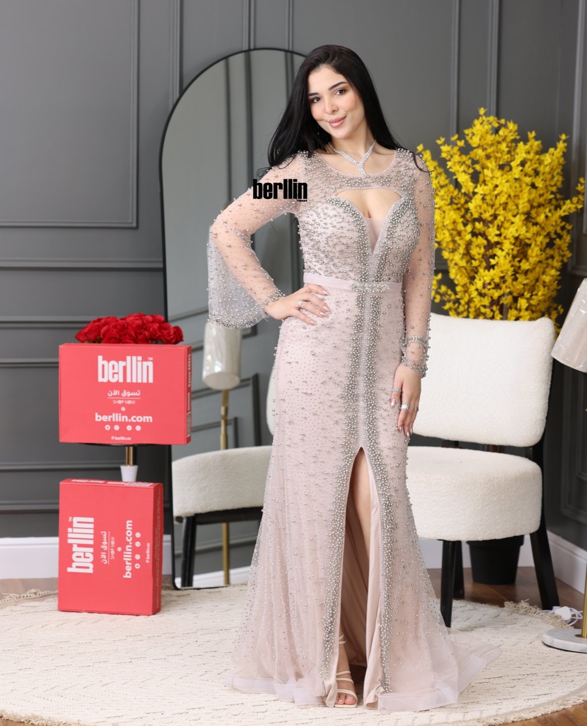 فستان سهرة طويل حورية لامع بليسيه مزين بالؤلؤ لون لحمي فاتح