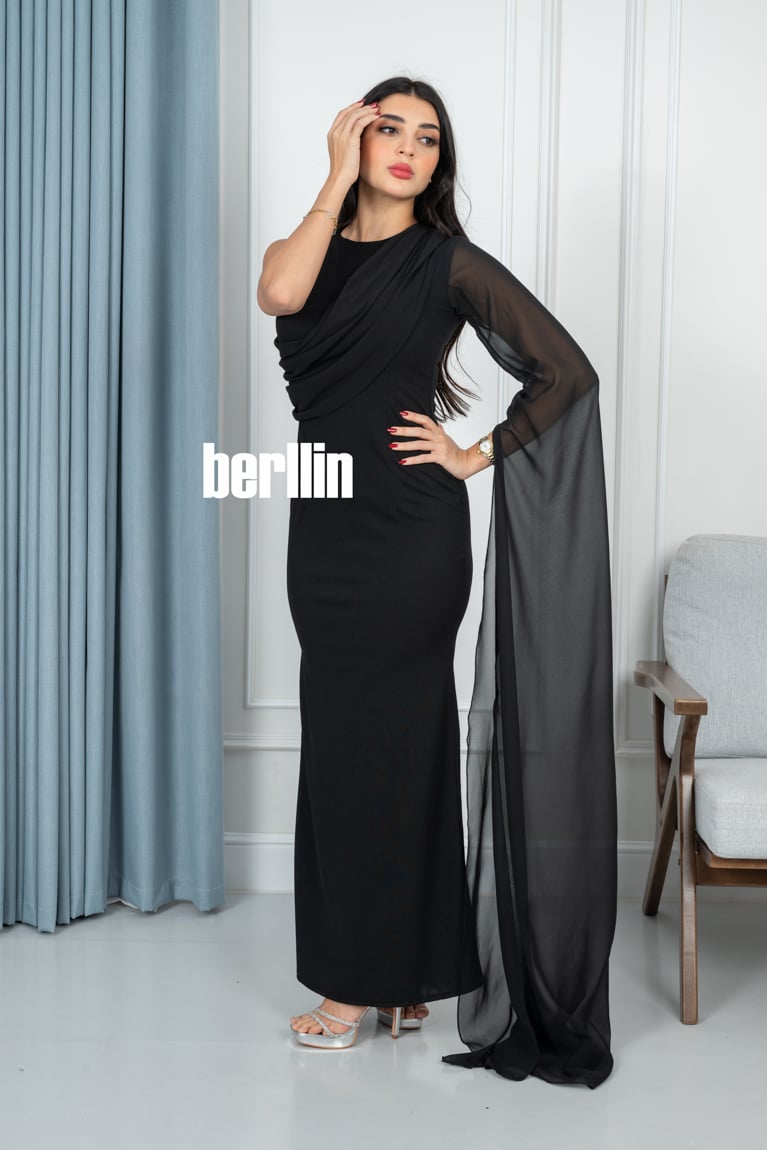 فستان طويل بتصميم ملتوي وبأكمام كيب لون اسود