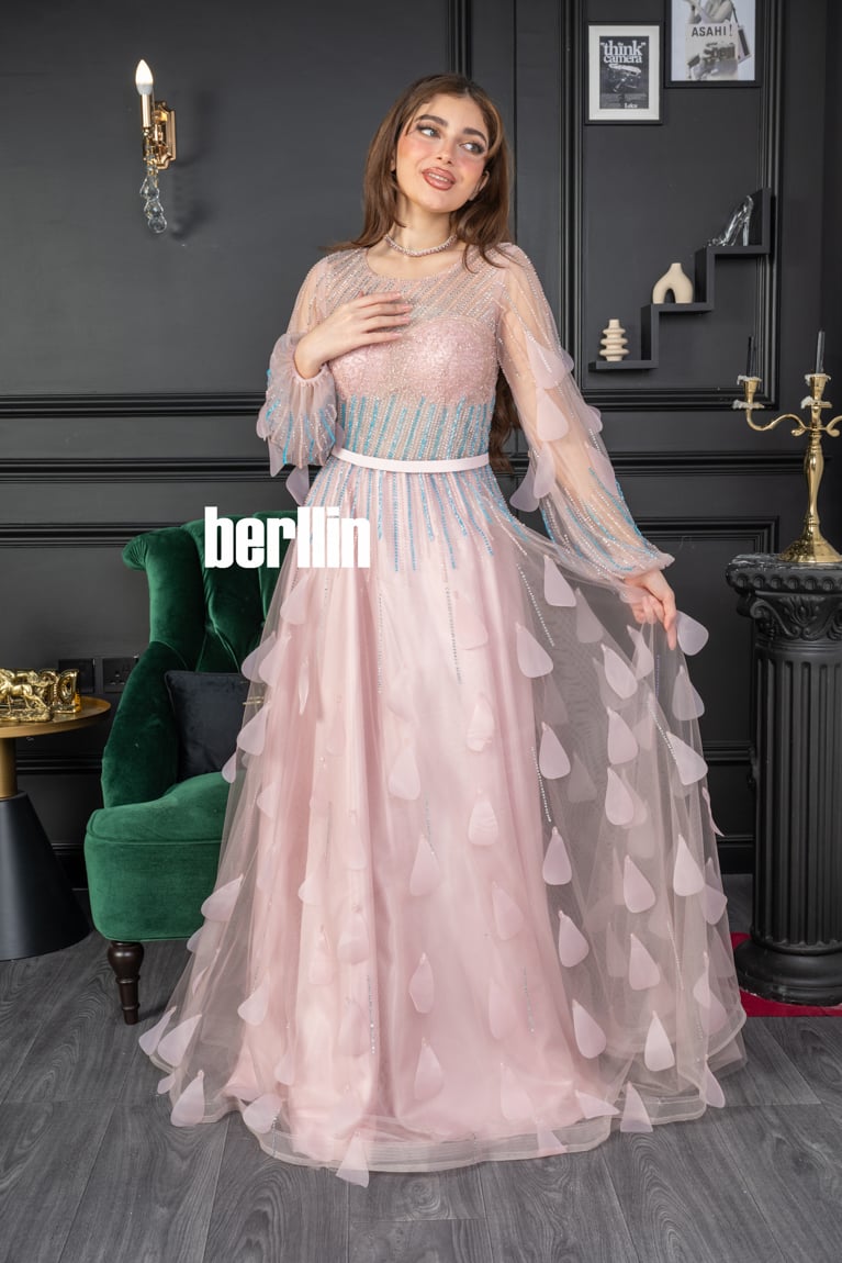 فستان سهرة طويل مزين بالخرز والورد لون لحمي