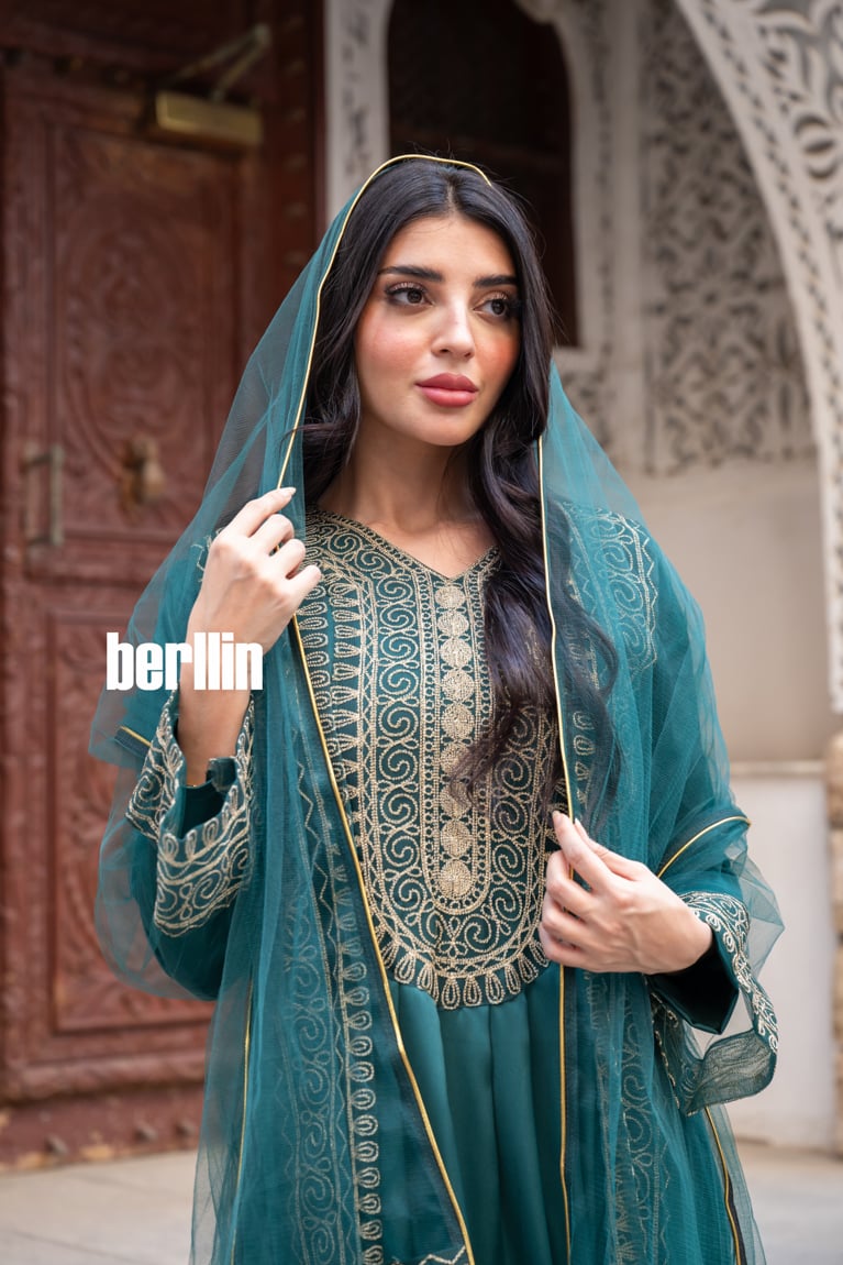 جلابية قطعتين بتطريز ذهبي على الاطراف لون اخضر