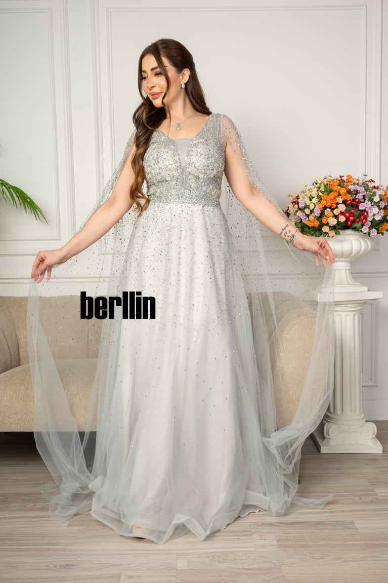 فستان سهرة مميز بتطريز من خامة التل الامع بأكمام كيب لون بيج فاتح