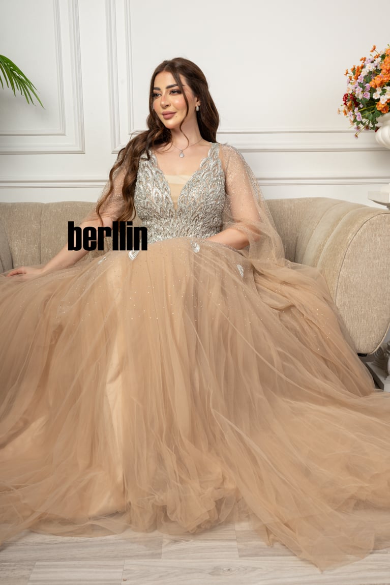 فستان سهرة مطرز من خامة التل الامع بأكمام كيب لون سماوي