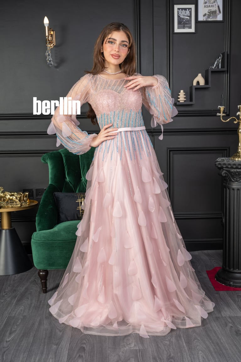 فستان سهرة طويل مزين بالخرز والورد لون لحمي