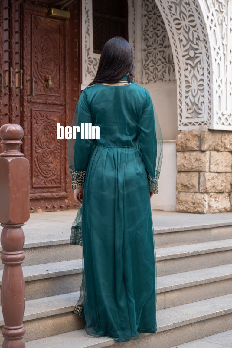 جلابية قطعتين بتطريز ذهبي على الاطراف لون اخضر