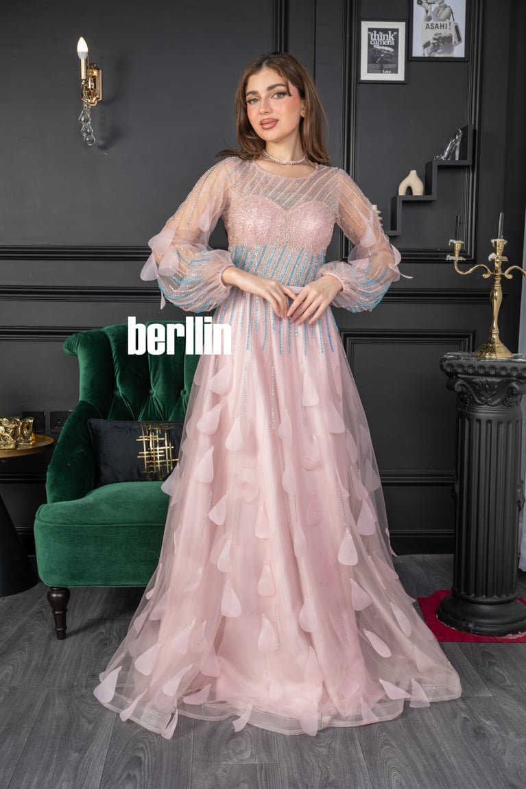 فستان سهرةفستان سهرة طويل مزين بالخرز والورد لون لحمي