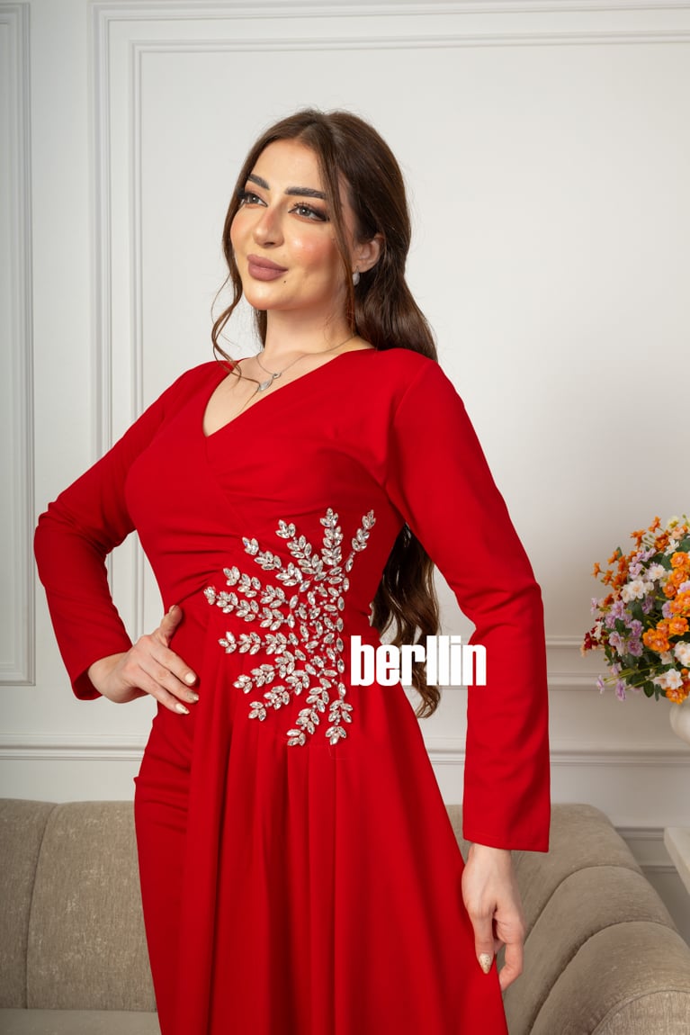 فستان سهرة طويل كريب مميز بتطريز لف لون احمر