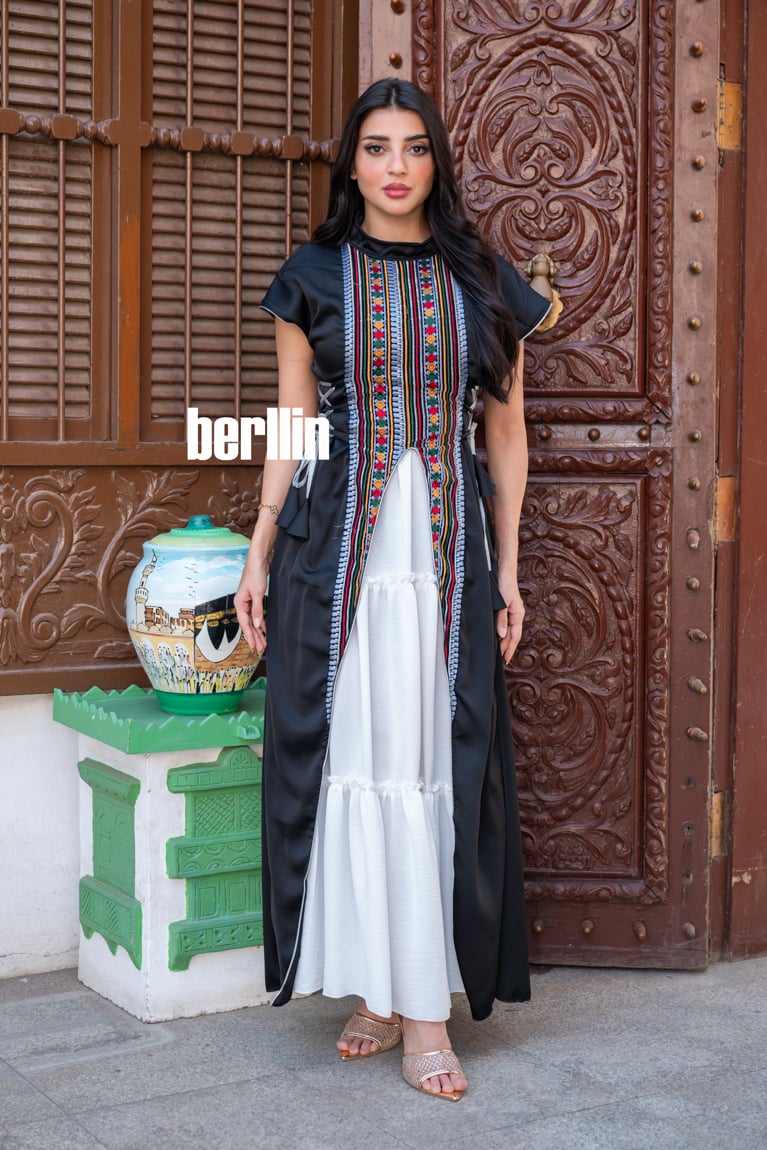 جلابية مزينة بنقشة السدو لون اسود