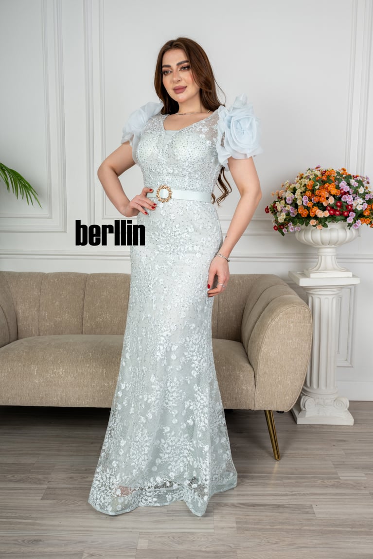 فستان طويل تل مطرز بستايل أكمام بف منفوخ لون سماوي فاتح