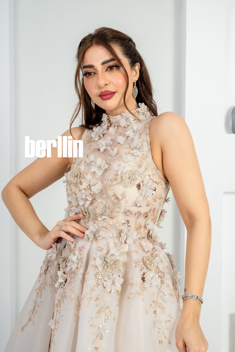 فستان سهرة فخم بتطريزات بارزة وياقة عالية لون بيج