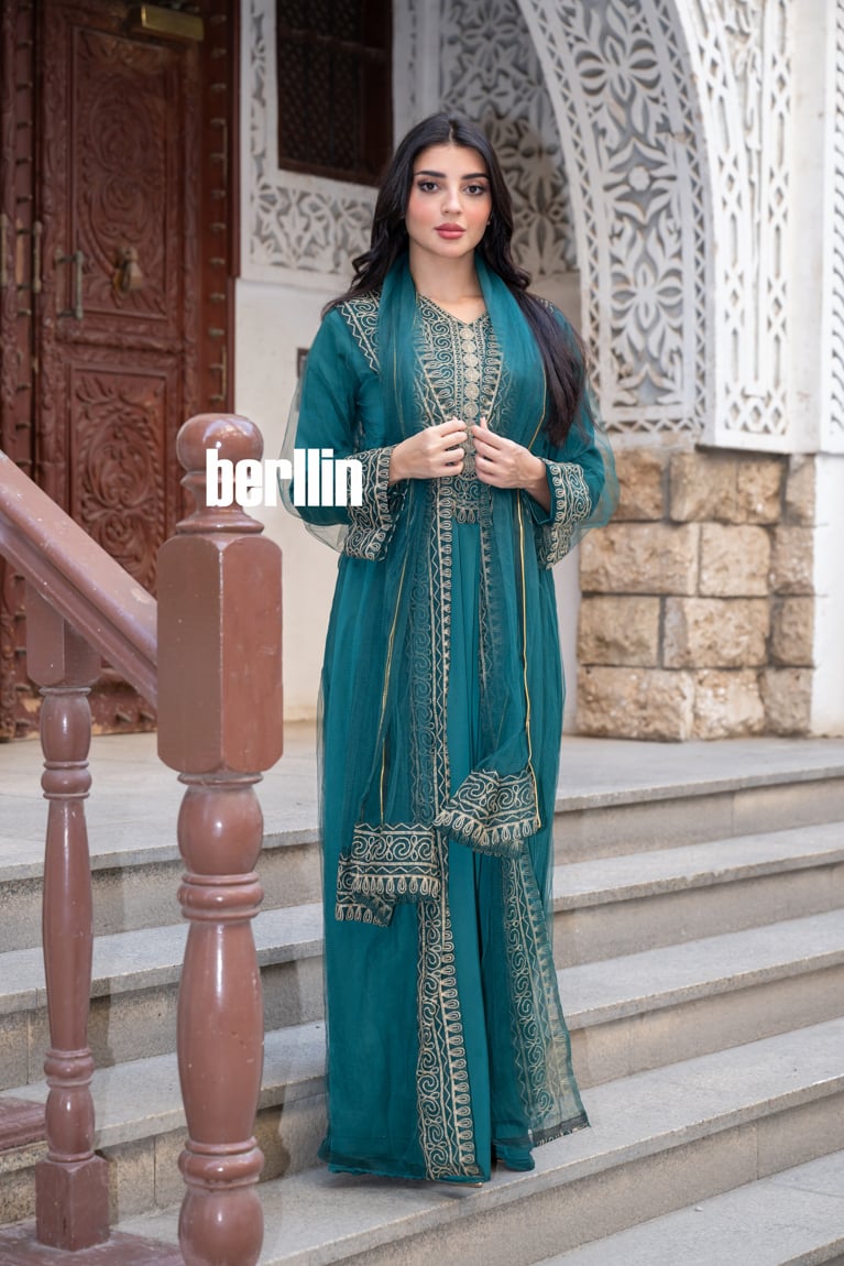 جلابية قطعتين بتطريز ذهبي على الاطراف لون اخضر