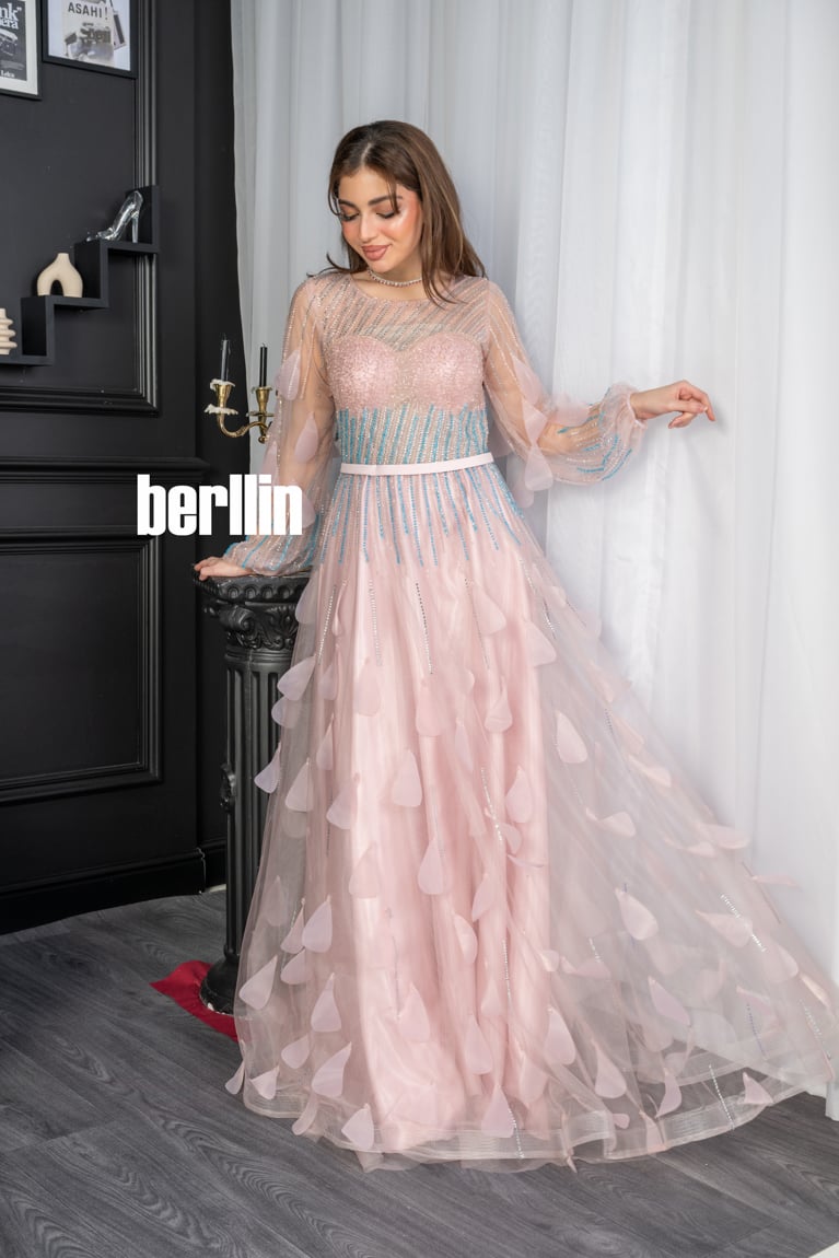 فستان سهرة طويل مزين بالخرز والورد لون لحمي