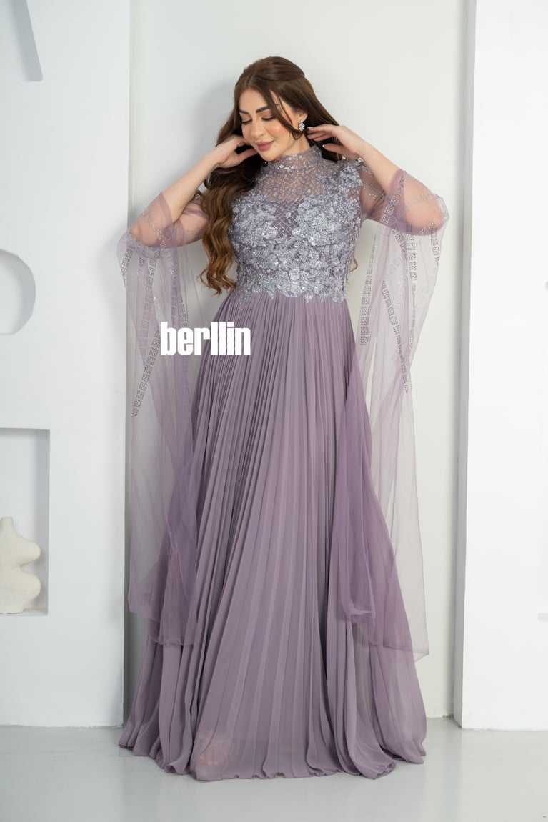 فستان سهرة مميز بمطرز وبأكمام كيب تل لون موف