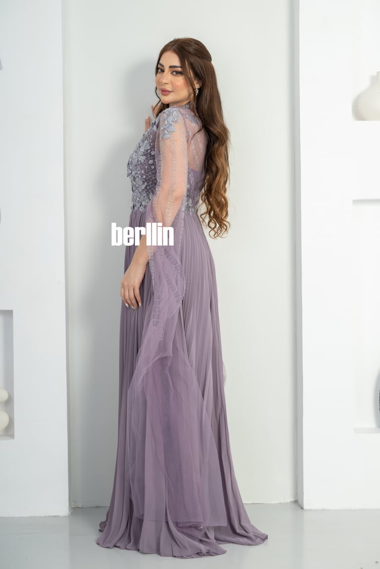 فستان سهرة مميز بمطرز وبأكمام كيب تل لون موف