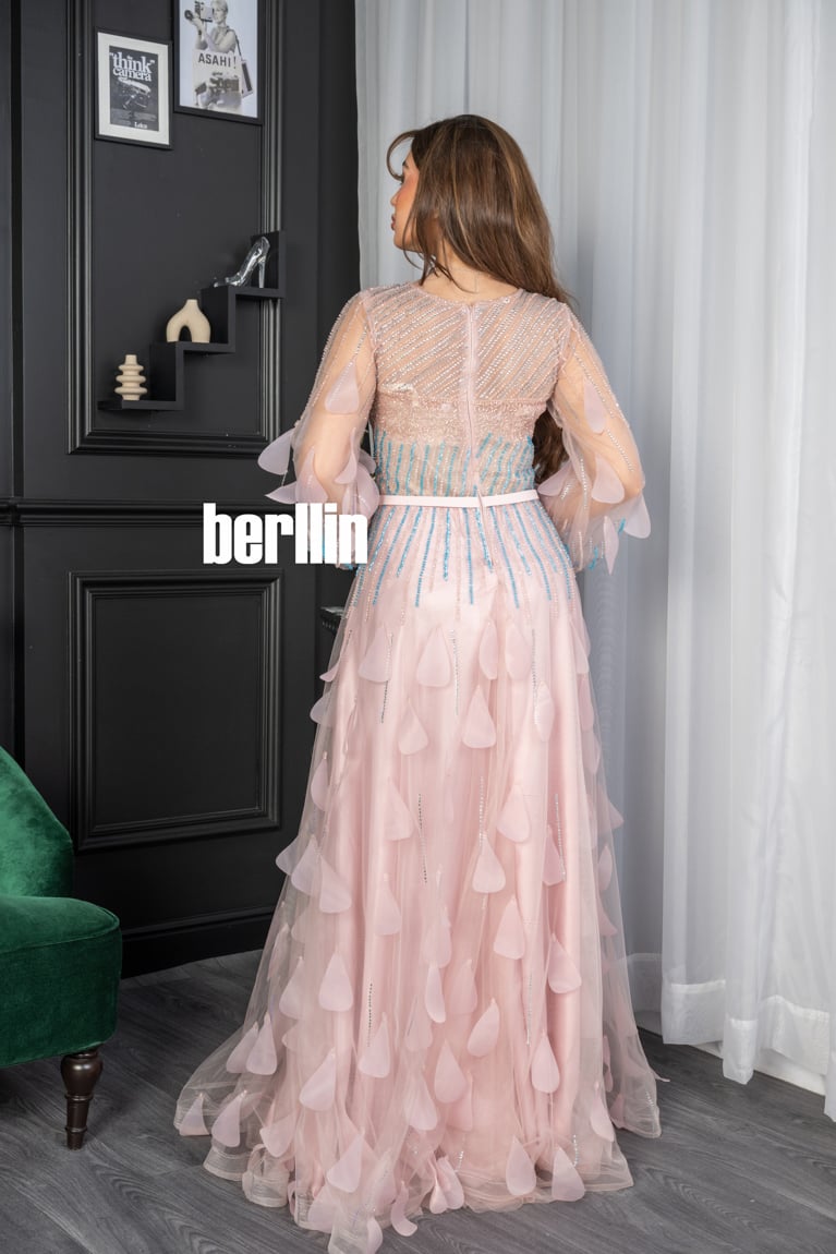 فستان سهرة طويل مزين بالخرز والورد لون لحمي