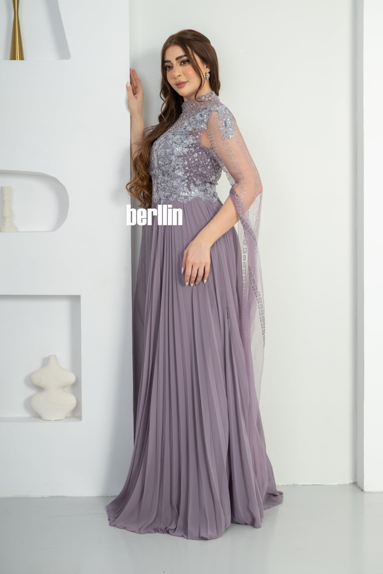 فستان سهرة مميز بمطرز وبأكمام كيب تل لون موف