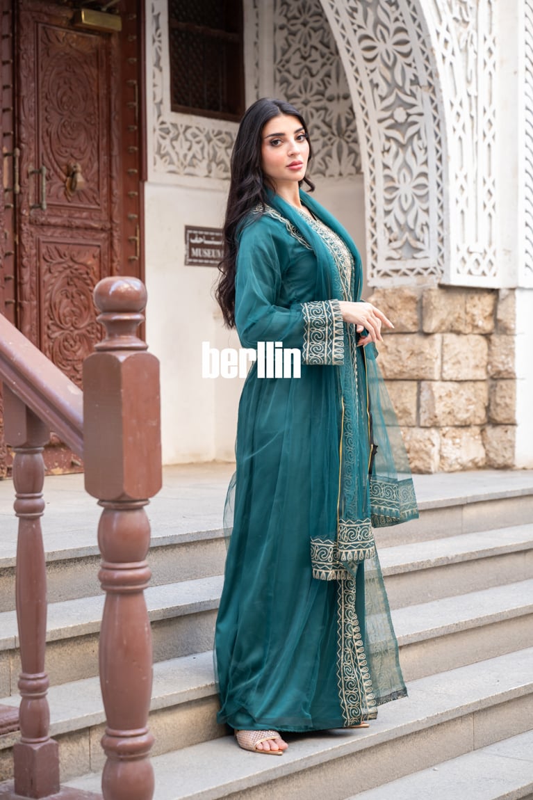 جلابية قطعتين بتطريز ذهبي على الاطراف لون اخضر