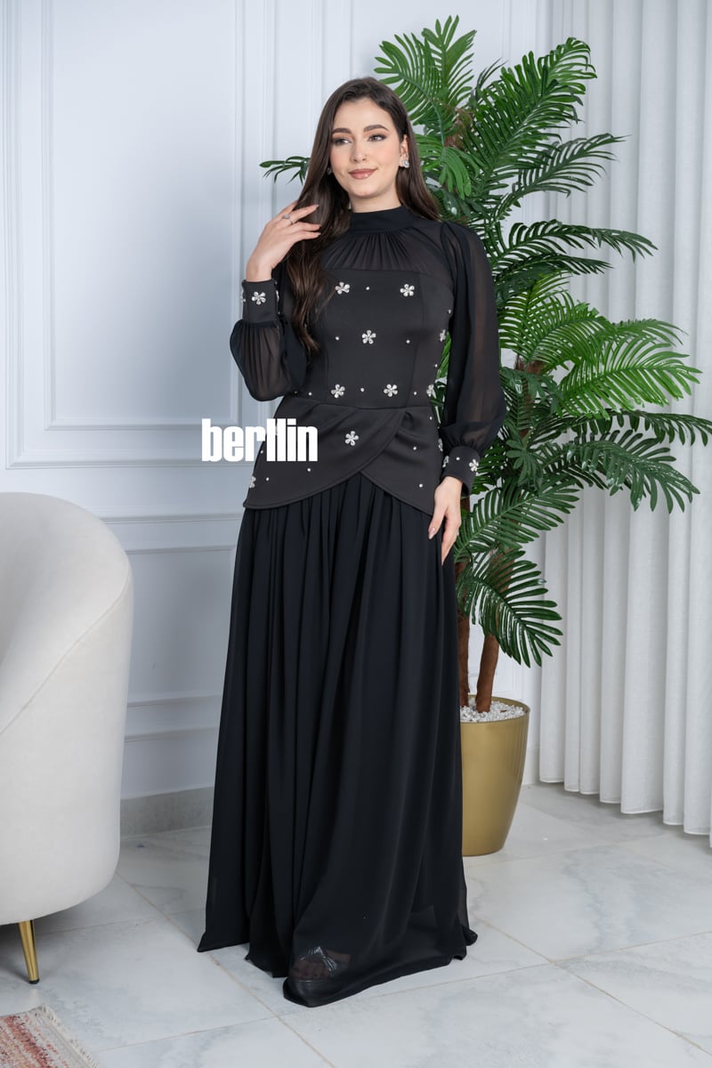 فستان أسود طويل راق هالتر بتصميم كلاسيكي وتطريزات كرستال ناعمة