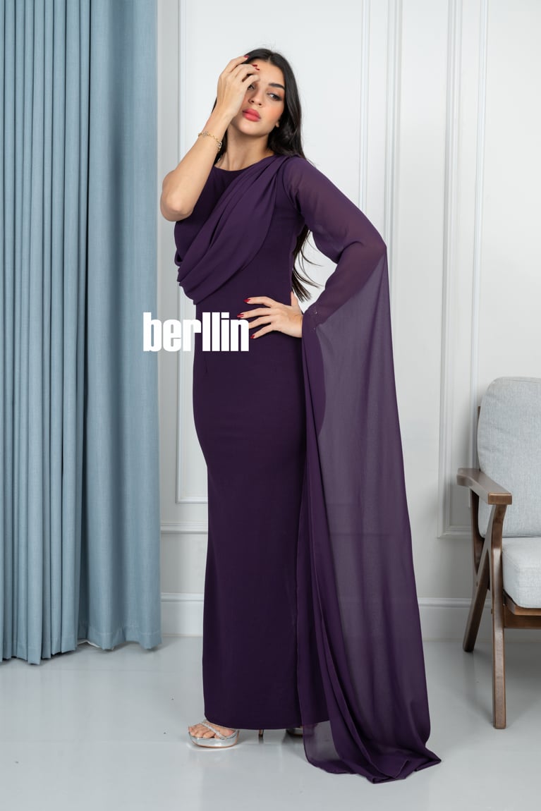 فستان طويل بتصميم ملتوي وبأكمام كيب لون موف