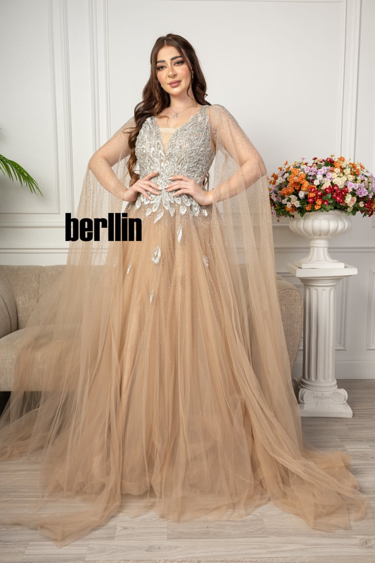 فستان سهرة مطرز من خامة التل الامع بأكمام كيب لون سماوي