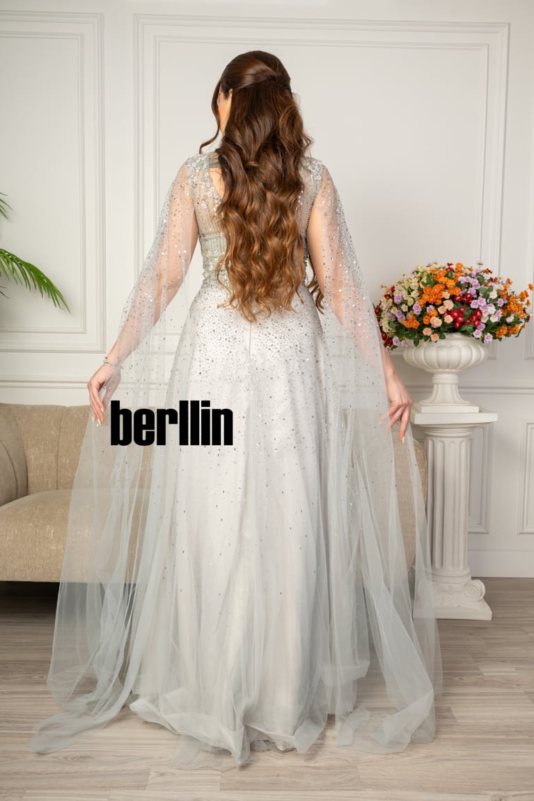 فستان سهرة مميز بتطريز من خامة التل الامع بأكمام كيب لون بيج فاتح