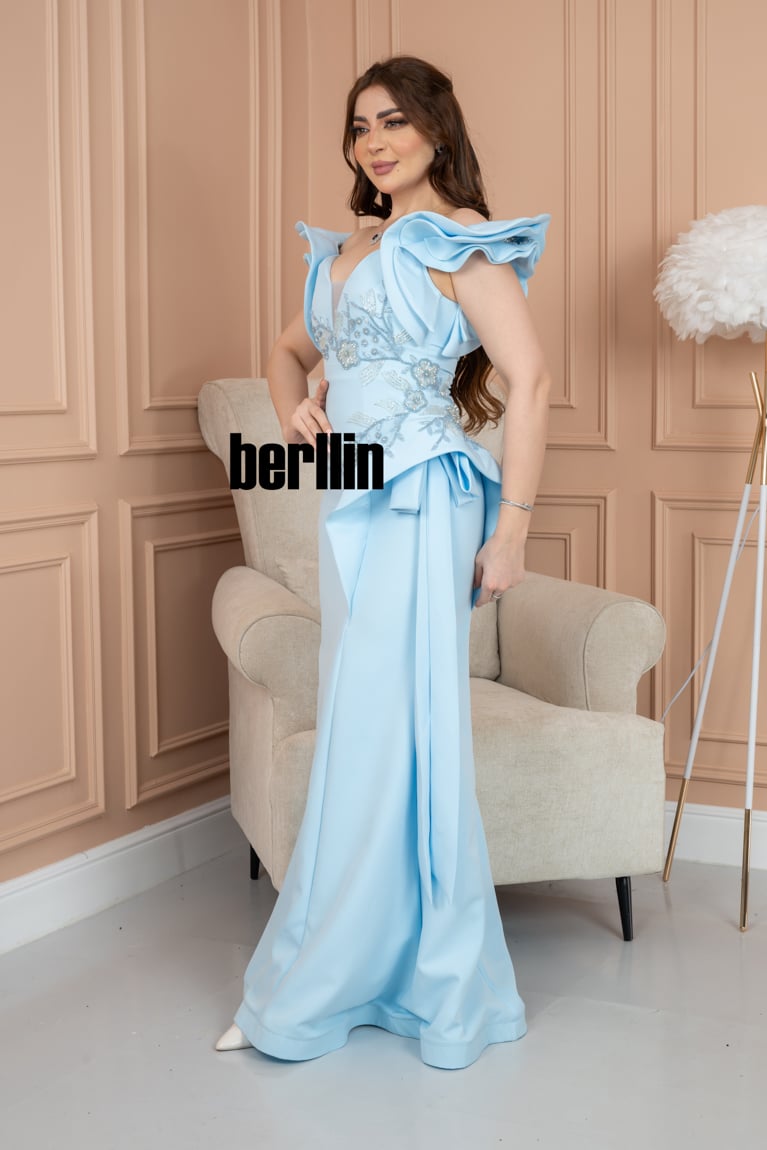 فستان سهرة طويل ماسك مميز بالتطريز لون سماوي