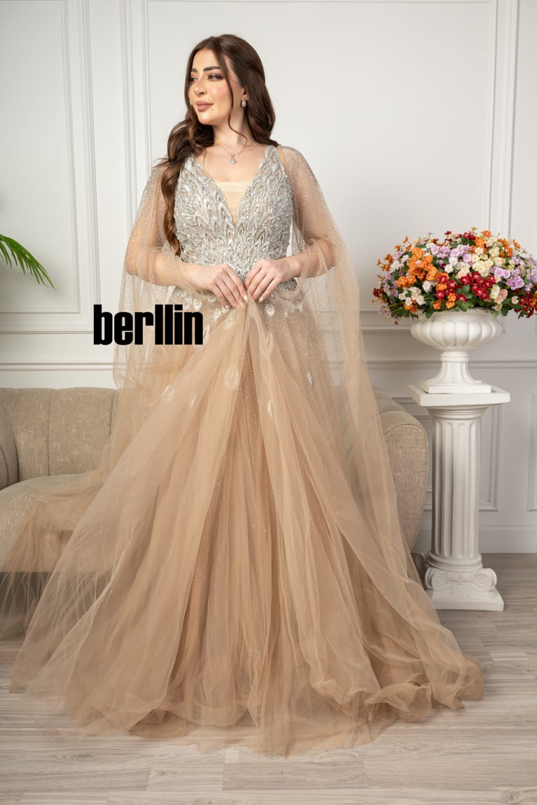 فستان سهرة مطرز من خامة التل الامع بأكمام كيب لون سماوي