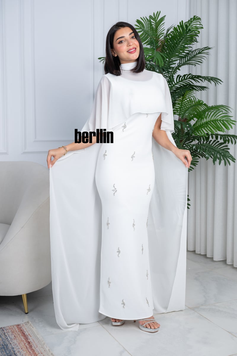 فستان أبيض ملكي بتصميم أنيق ولمسات فاخرة كرستال