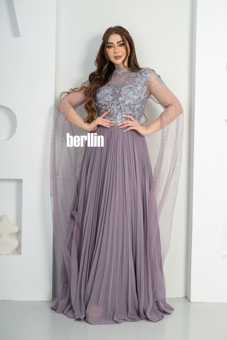 فستان سهرة مميز بمطرز وبأكمام كيب تل لون موف