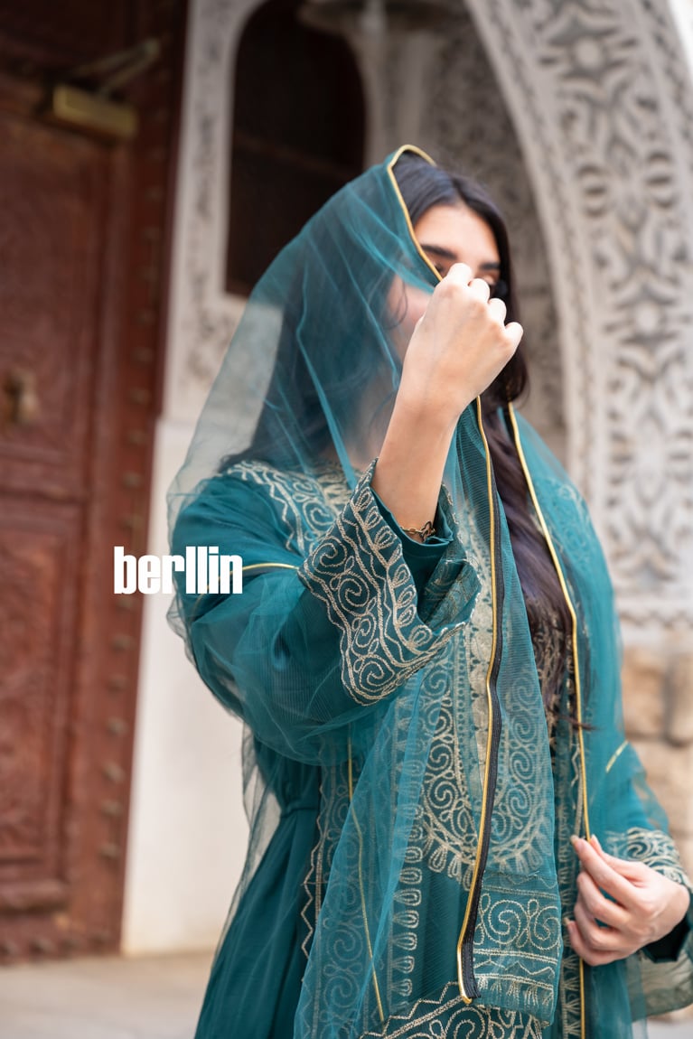 جلابية قطعتين بتطريز ذهبي على الاطراف لون اخضر