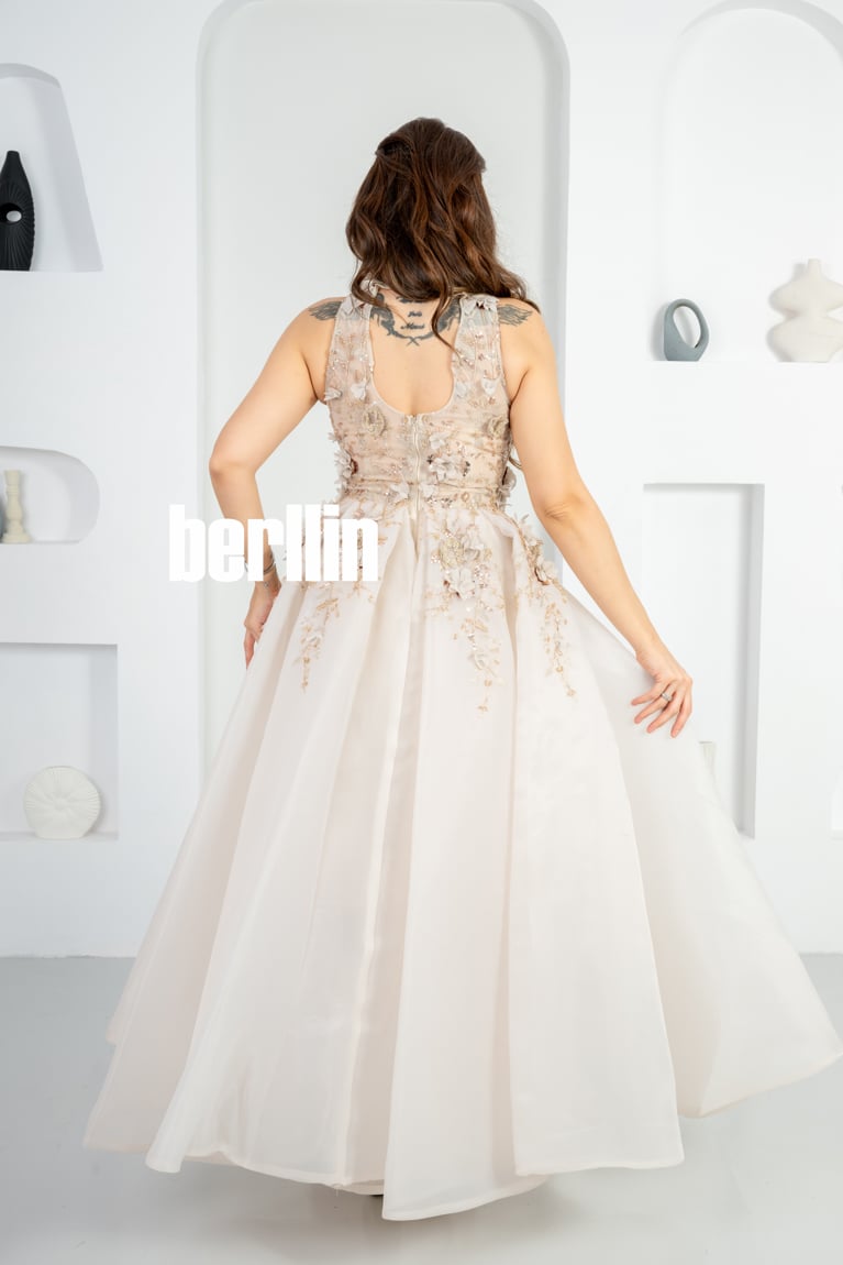 فستان سهرة فخم بتطريزات بارزة وياقة عالية لون بيج