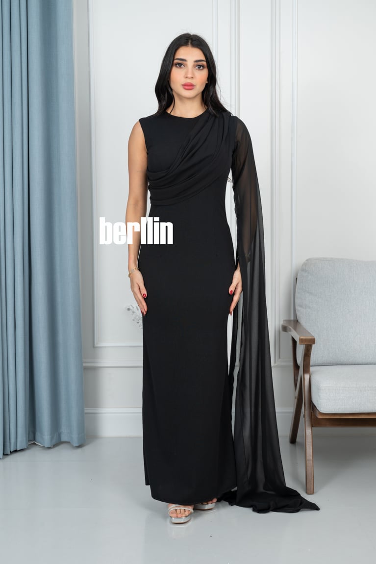 فستان طويل بتصميم ملتوي وبأكمام كيب لون اسود