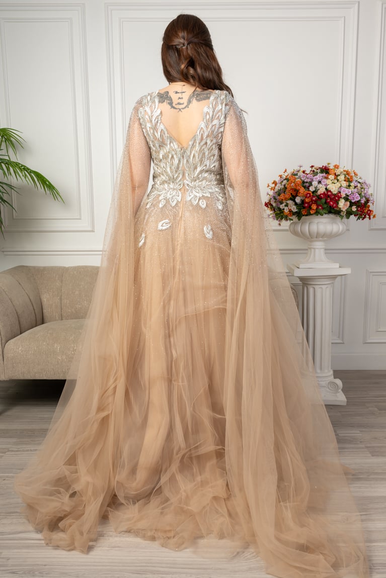 فستان سهرة مطرز من خامة التل الامع بأكمام كيب لون سماوي