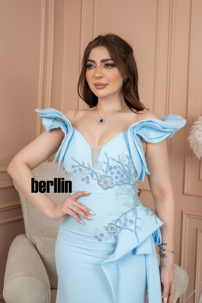 فستان سهرة طويل ماسك مميز بالتطريز لون سماوي