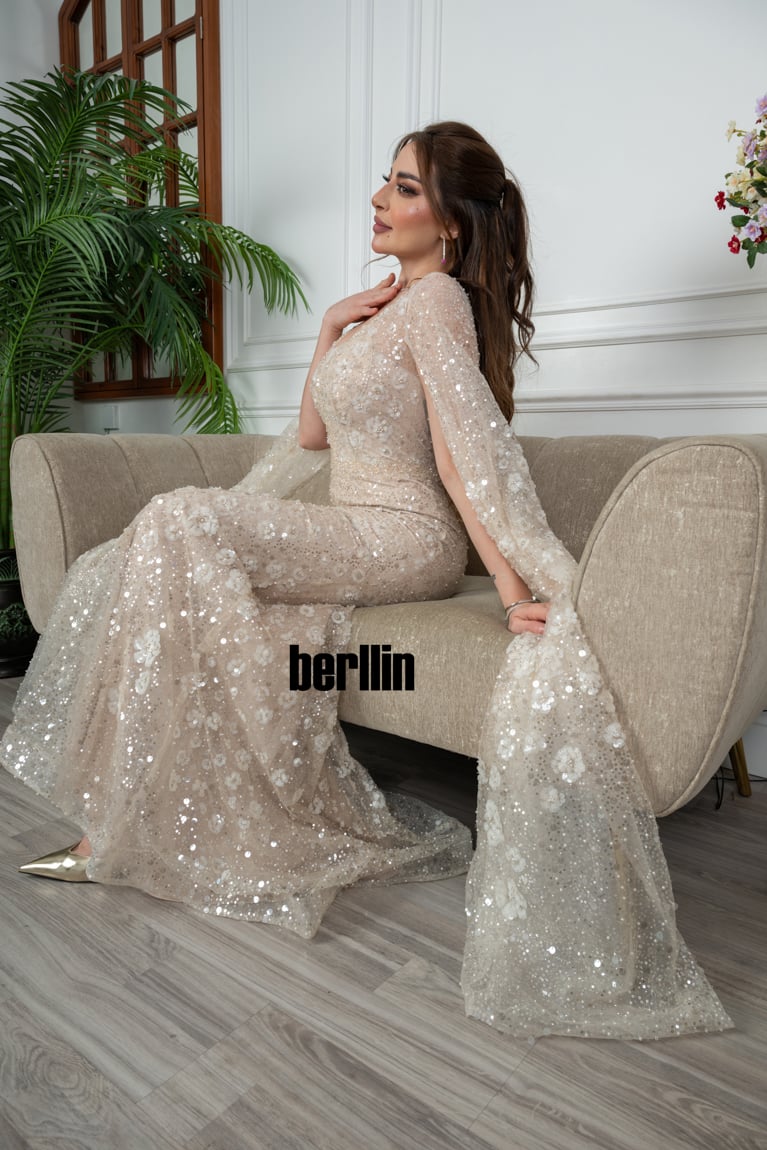 فستان سهرة ماكسي ضيق مطرز بأكمام كيب بيج