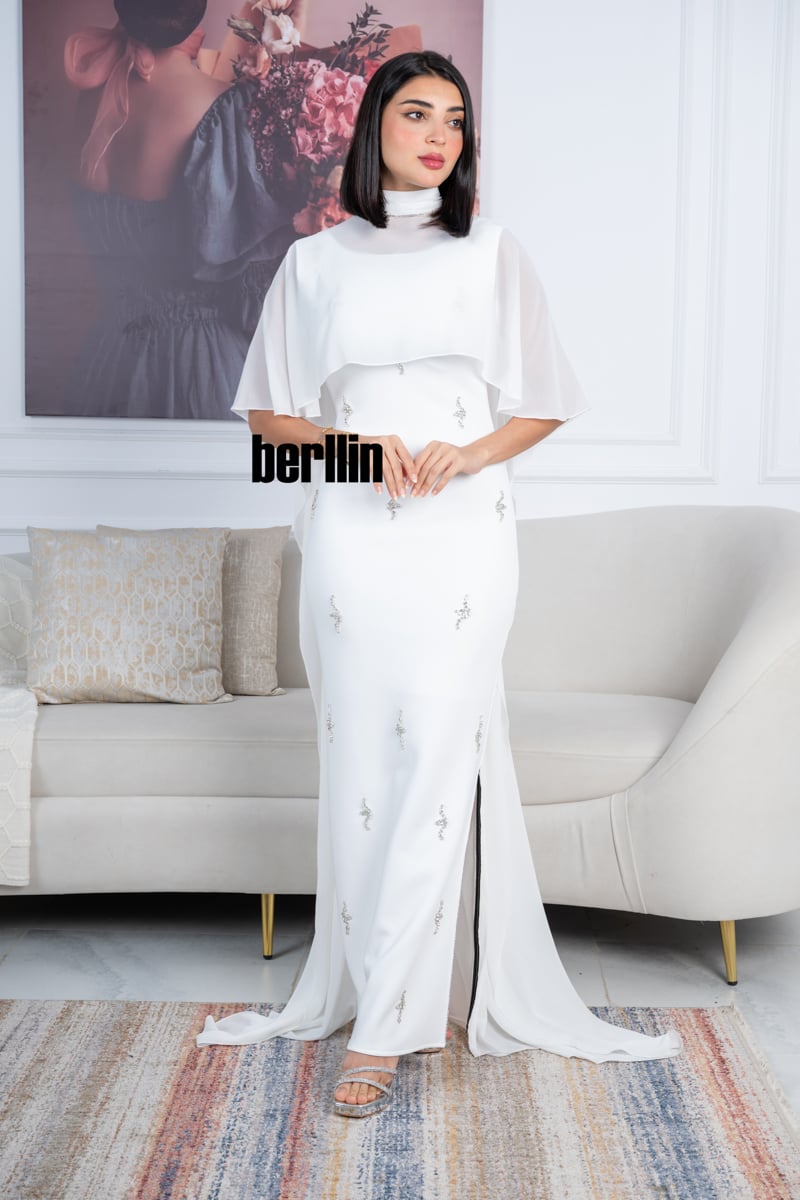 فستان أبيض ملكي بتصميم أنيق ولمسات فاخرة كرستال