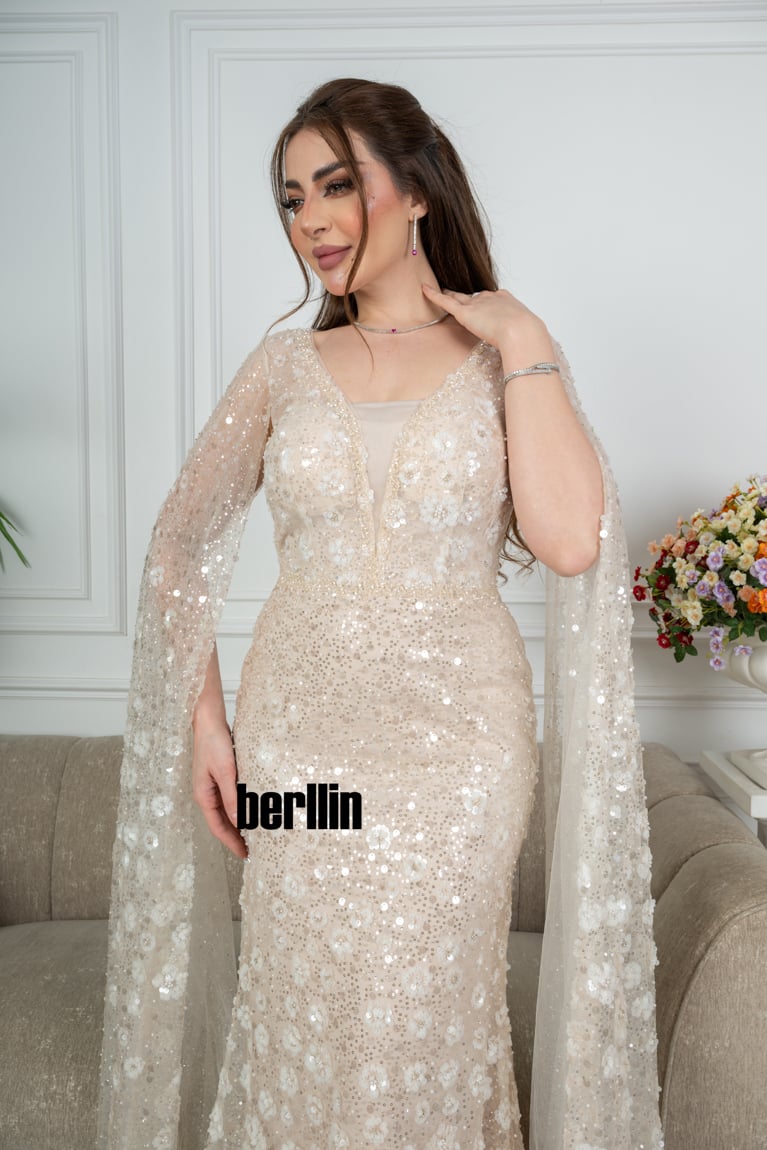 فستان سهرة ماكسي ضيق مطرز بأكمام كيب بيج